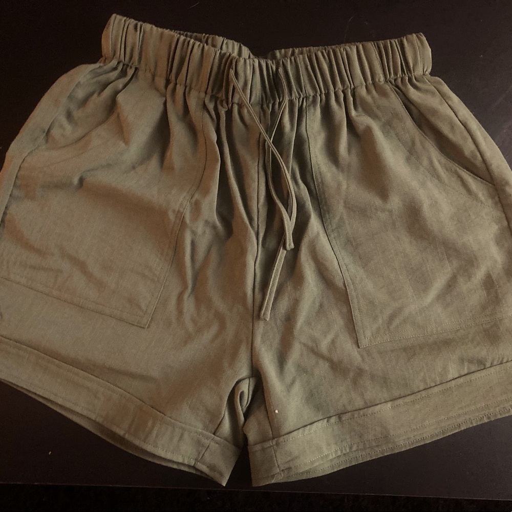 ⚡️ Olive green shorts